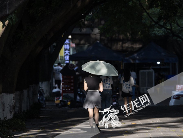 市民外出要注意防暑。华龙网-新重庆客户端 首席记者 李文科 实习生 张钊瑞 摄