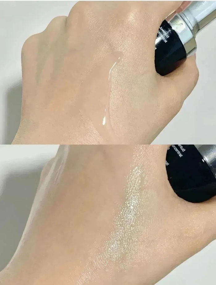 用了二代小黑瓶，皮肤像喝饱了营养，肌肤水油平衡，看起来很有润泽感！