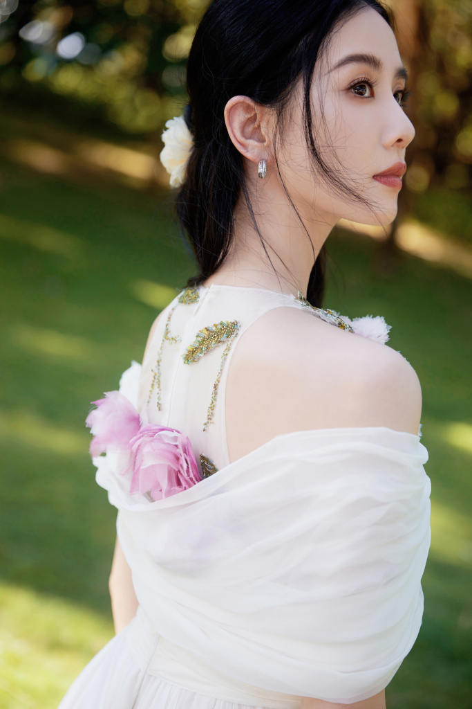刘诗诗露肩花朵白色礼服造型写真释出 仙气溢出屏幕