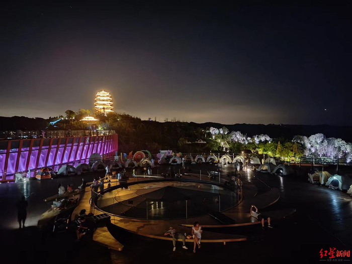 ▲丹景台楼顶的帐篷