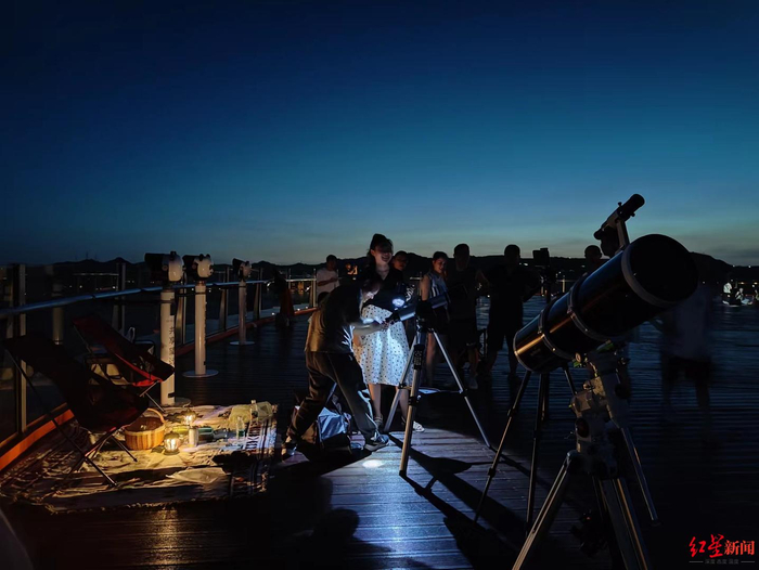 ▲丹景台楼顶的观星人群