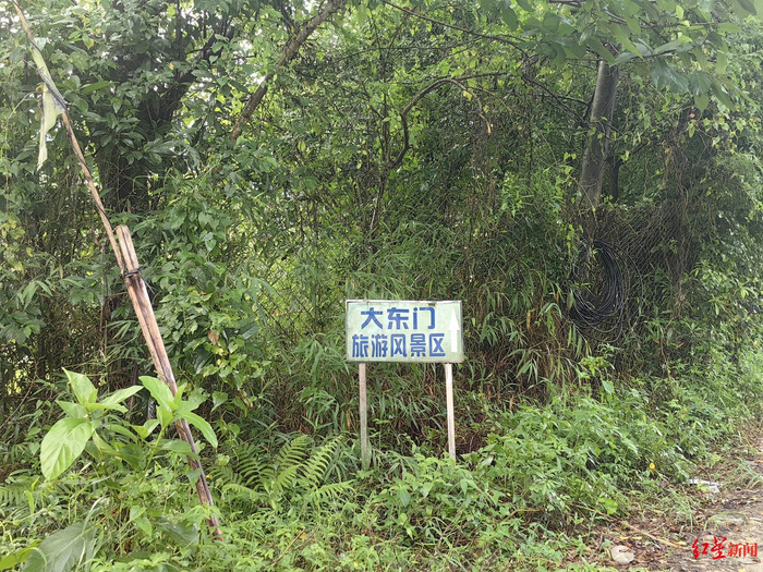 ▲路边废弃的指示牌