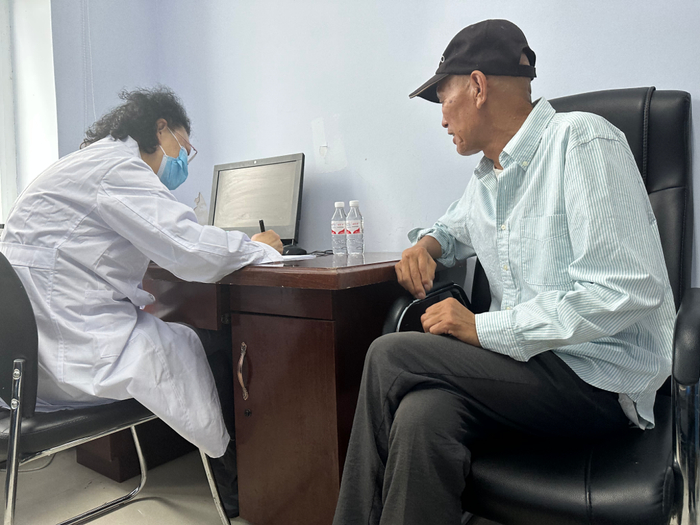 林洪生为李先生开方。