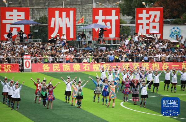 8月13日，演员在比赛间隙进行表演。新华社记者 刘续 摄