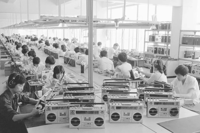 上世纪80年代，广东省深圳京华电子厂的工人正在收录机装配线上操作。图：新华社记者李长永 摄