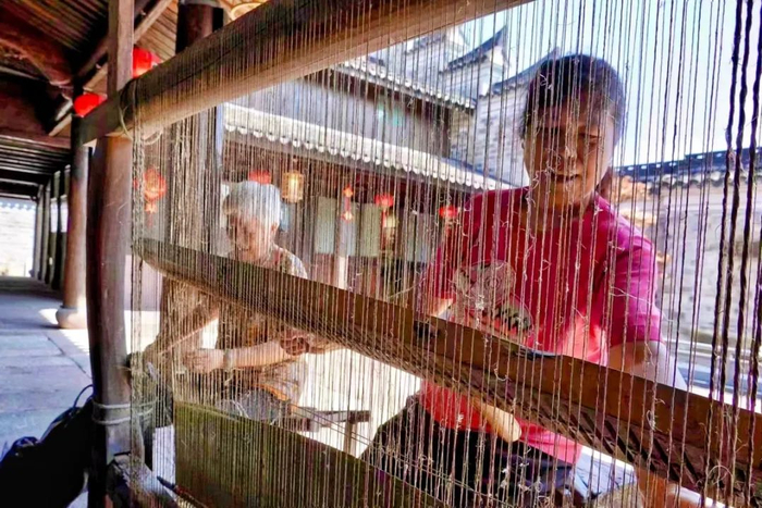 郑仁菊在编织白麻筋草席。仲一村供图