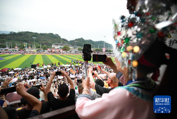 8月13日，身着民族服装的观众在观赛。新华社记者 刘续 摄