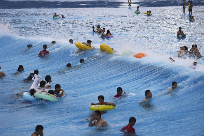 游客在汤山欢乐水世界逐浪嬉戏，感受夏日清凉。通讯员 钱雪 摄
