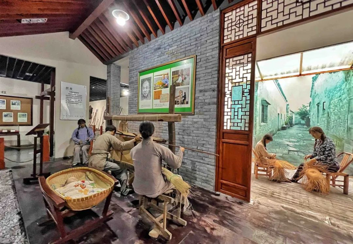 馆内还原了家家做席的景象。