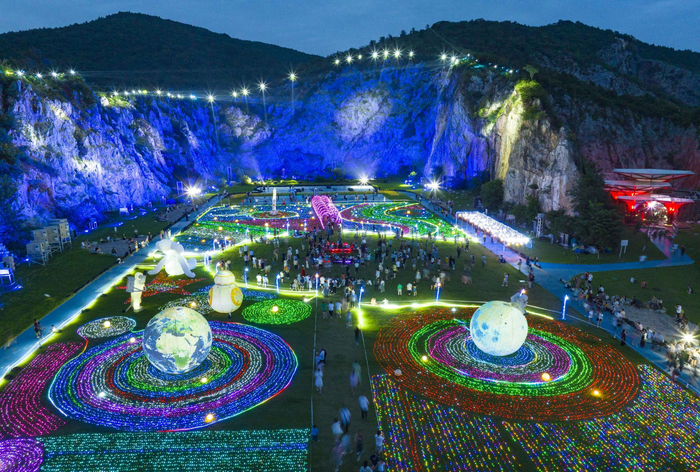 汤山矿坑公园上演星空之夜灯光节，吸引众多游客前来“打卡”。南京日报/紫金山新闻记者 冯芃 摄