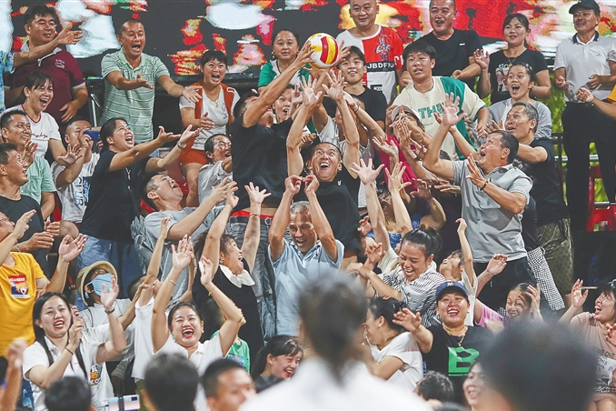现场球迷“争球”。海南日报记者 封烁 摄