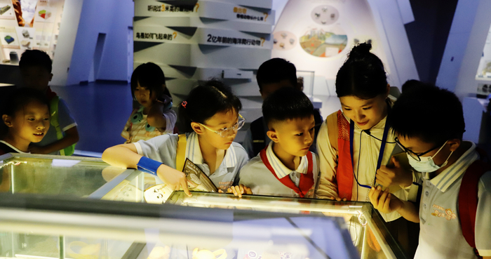 近日，金陵中学河西分校暑托班学生来到在汤山国家地质公园博物馆，探索人类发展足迹，感受生命演化历程。建邺高新区供图
