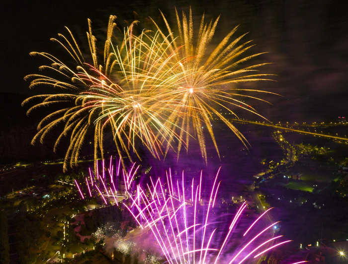 8月5日晚，大型沉浸式音乐焰火秀“焰遇·园博园”第二季开启。通讯员 程书帆 摄