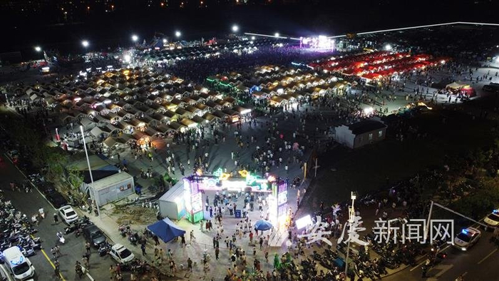 8月12日晚，滨江夜市开市现场。 全媒体记者 徐火炬 摄