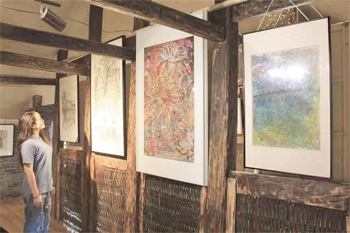     雷乐珈荷将租住的石屋打造成工作间。  贵州日报天眼新闻记者 金秋时 摄