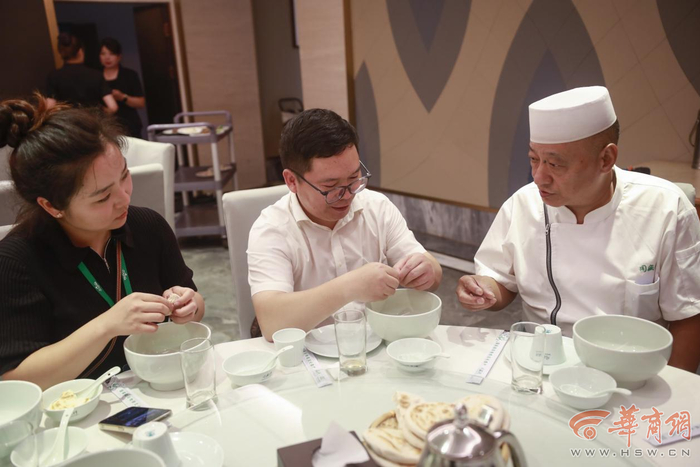 乌平向采访团介绍同盛祥羊肉泡馍