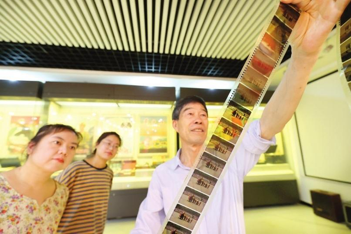         图为馆长魏少先在展示电影胶片。    本报记者 刘学维 摄    