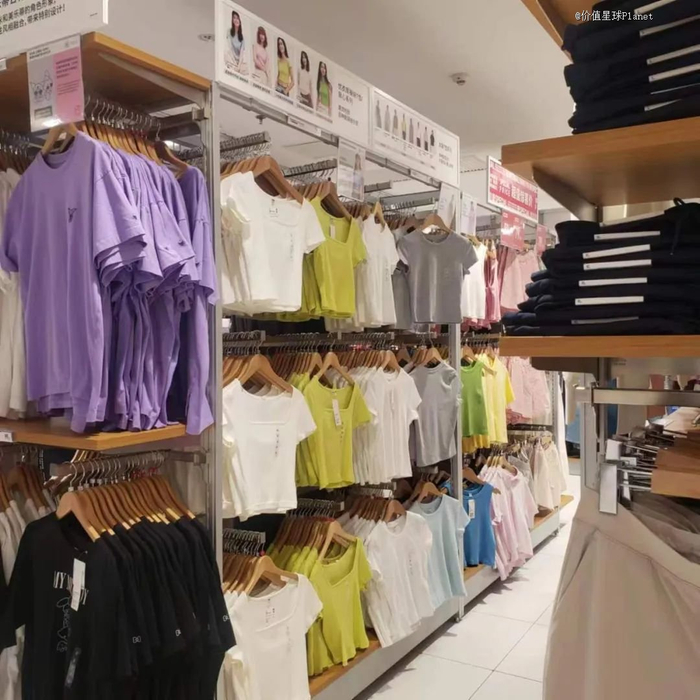优衣库店内售卖的短款“辣妹装”。图源：麻吉 摄