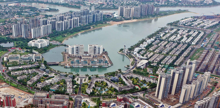 8月13日，航拍海口碧桂园中央半岛项目。记者 沙晓峰 摄