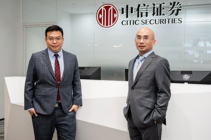 陈文基（左）及刘佳业（右）在尖沙咀分行