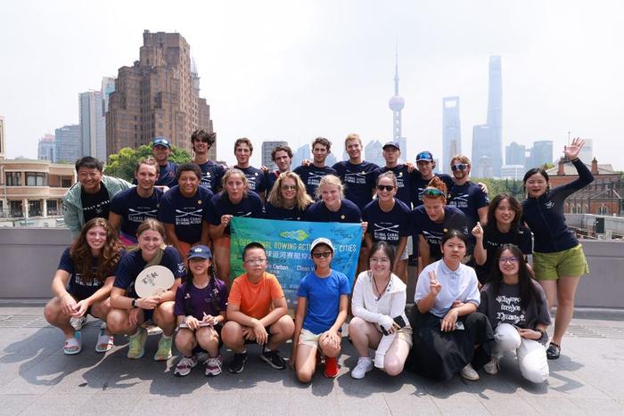 图片说明：8月11日，中美青少年赛艇选手在上海进行友好交流活动。（活动主办方供图）