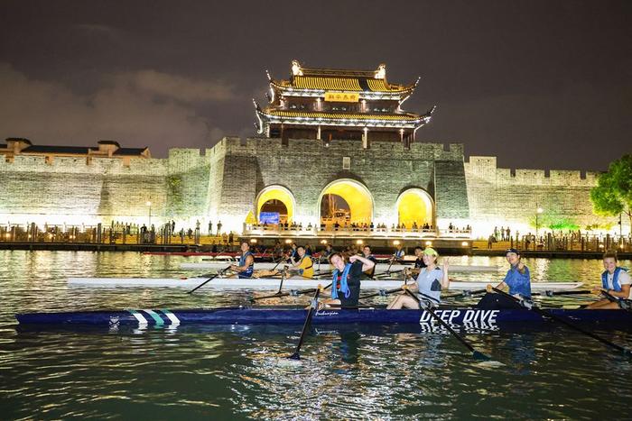 图片说明：8月9日，中美青少年赛艇选手在苏州的姑苏河上进行划行交流。（活动主办方供图）