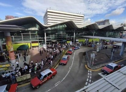 销售首日人龙已排队至红磡站，图片来自网络