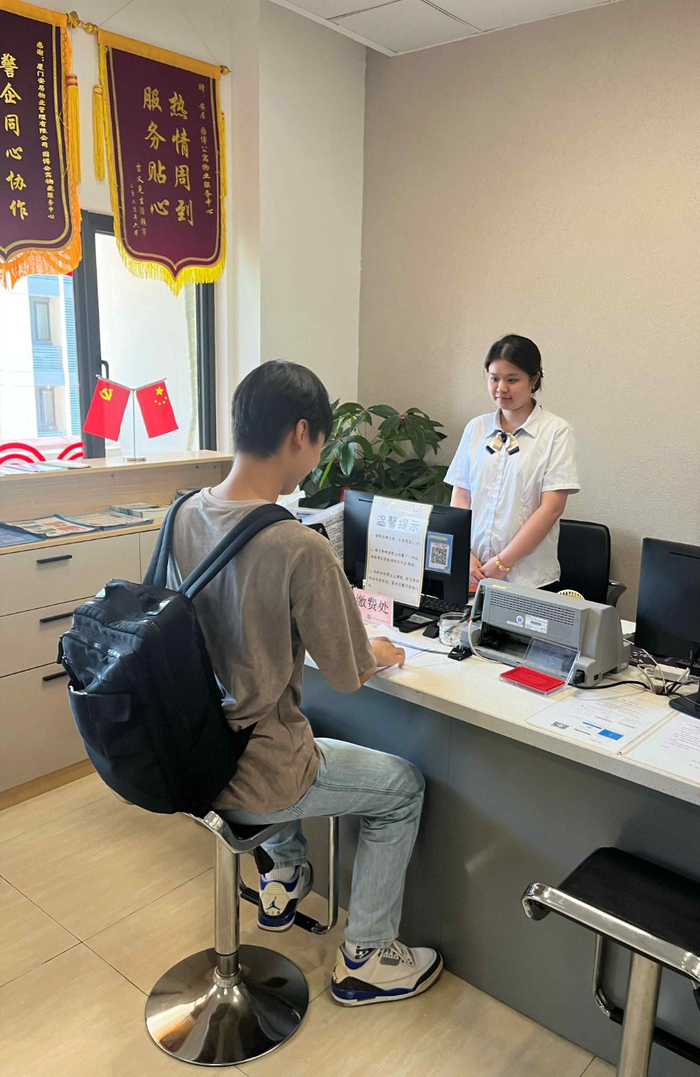 图为：8月3日集美大学应届毕业生于园博公寓进行租赁签约（新华社记者 杨溢仁摄）