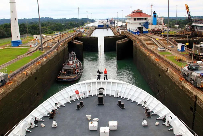 这是2011年10月16日，中国海军“和平方舟”号医院船通过巴拿马运河船闸。（新华社记者查春明摄）