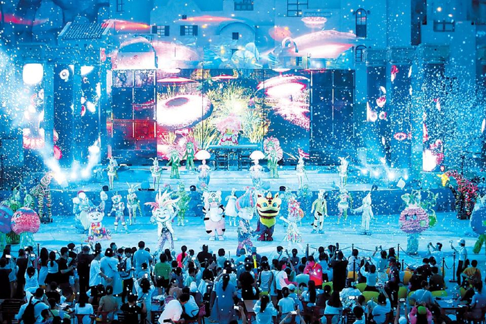 欢乐谷景区内的夜场演出绚丽多彩，精彩纷呈。程功 摄