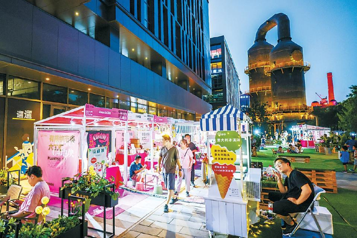 8月13日晚，首钢园六工汇C4地块热闹非凡，市民游客在夏夜逛街休闲。 邓伟 摄