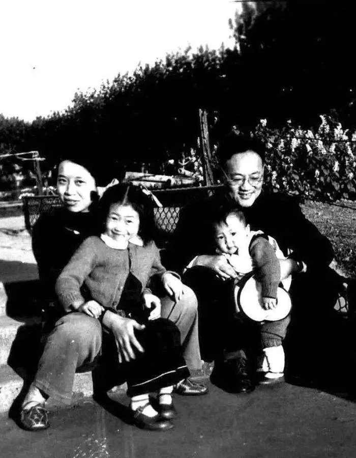 1951年，巴金全家于复兴公园合影（老照片来源：复兴公园）