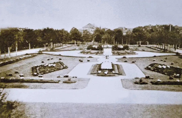 沉床花坛今昔对比（老照片来源：复兴公园）