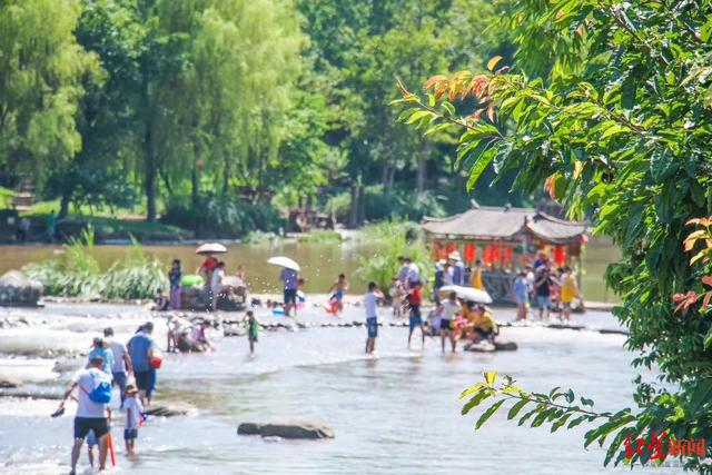 ▲游客在景区纳凉玩水 资料配图