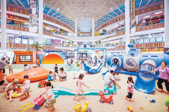 荟聚商场内，“夏日沙滩乐园”成为孩子们的乐园。邓伟 摄