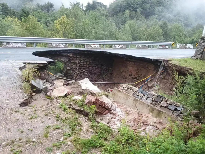 被山洪泥石流冲塌的道路。图/受访者提供