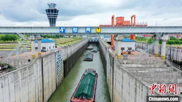 图为《办法》上线当天，船舶排列有序驶出长洲四号船闸。西江集团供图