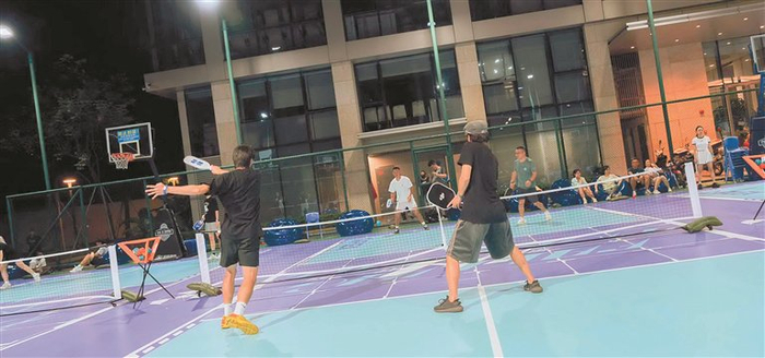 ▲暑假期间，匹克球运动场地及相关活动预约火爆。 深圳晚报记者 袁晔 实习生 陈映璇 摄