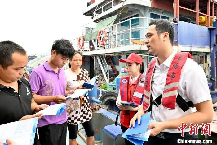 图为工作人员上船向船民宣传《办法》。西江集团供图