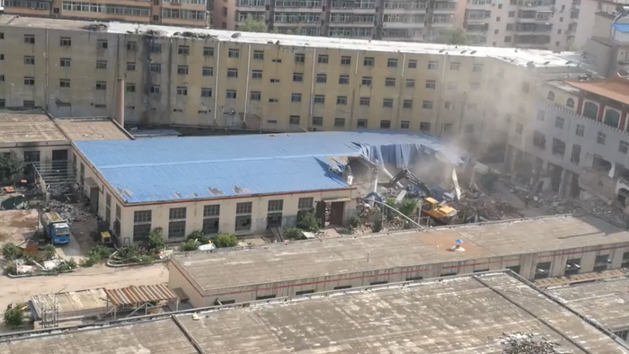 △违法强拆导致部分设备和原材料被埋（当事人供图）