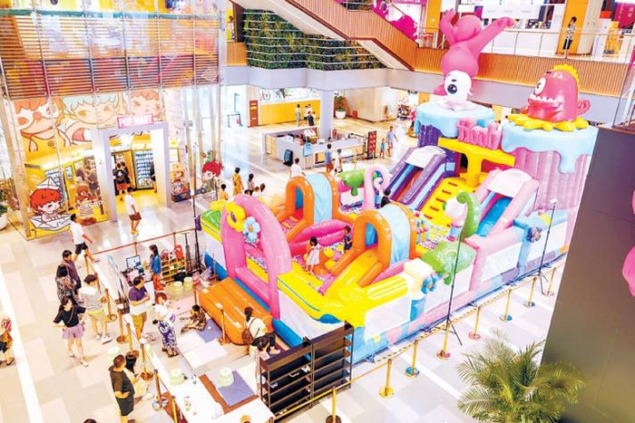 首钢园六工汇商场内，充气城堡最受孩子们欢迎。邓伟 摄