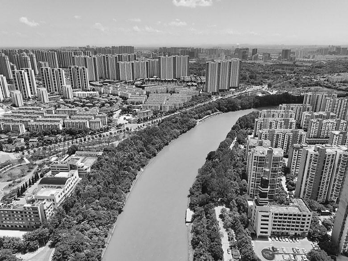 航拍淠河总干渠穿城而过。（资料图片）