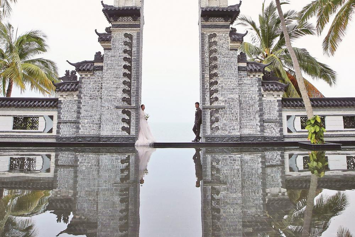     游客在海南三亚大小洞天景区进行婚纱旅拍  本报记者 陈晨 摄