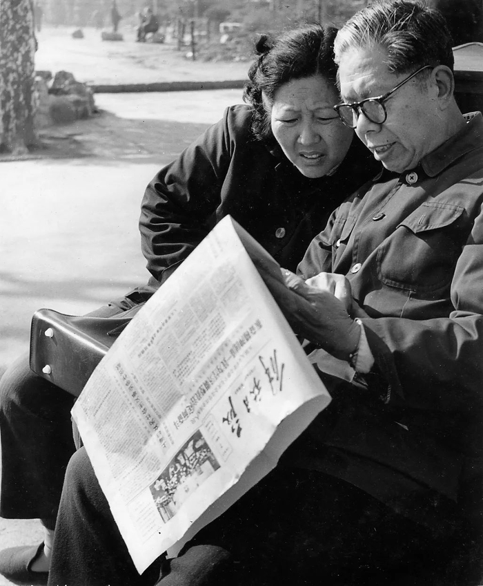 市民在复兴公园读报（薛宝其 摄）