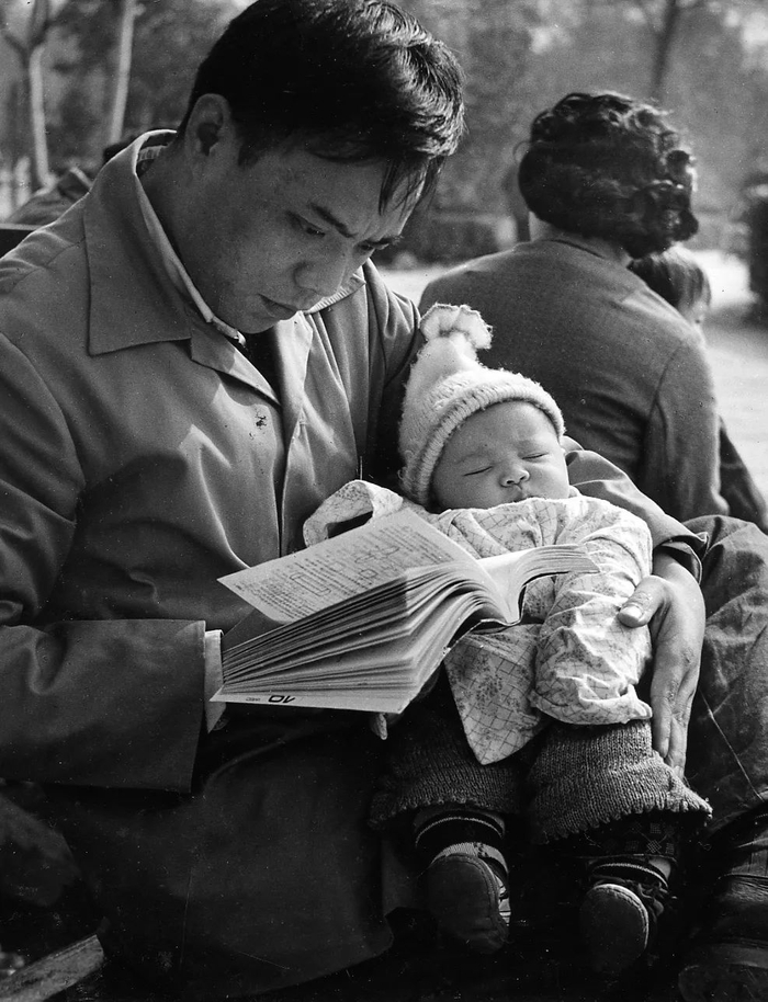 年轻的父亲在复兴公园读书（薛宝其 摄）