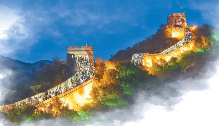 夜游长城正成为北京旅游的一大亮点。 潘之望 摄