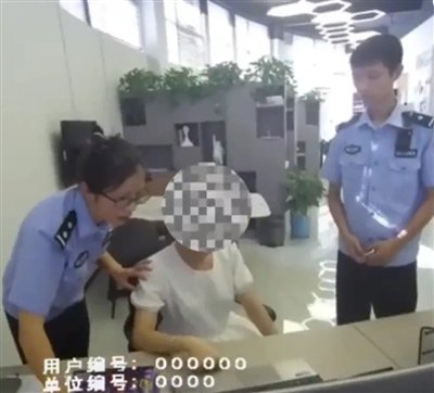 反诈民警上门止付 视频截图 图据受访者