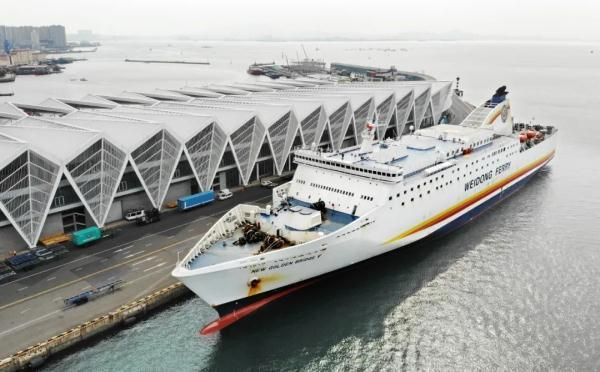 8月11日，客货班轮“新金桥5号”靠泊青岛邮轮母港准备载客起航。（新华社记者李紫恒摄）