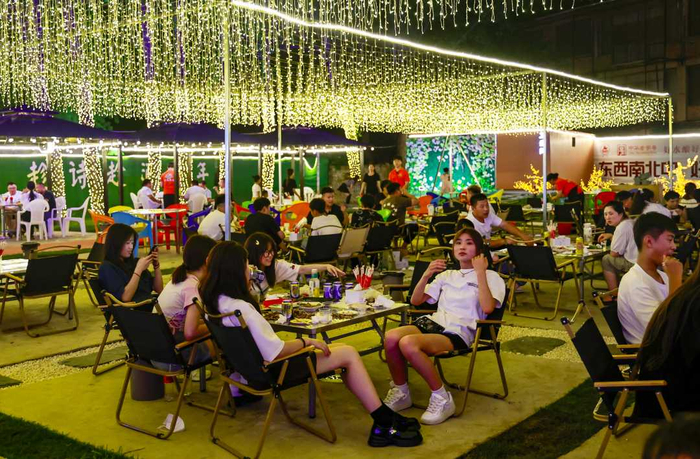 市民三五成群围坐在一起享受美食。尹明晓摄