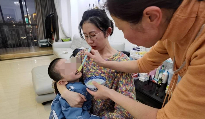 ▲罗女士和母亲一起照顾小源 图据南国早报
